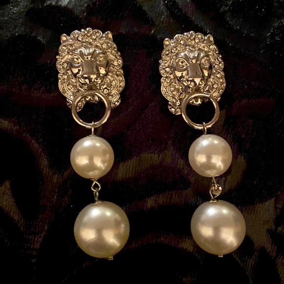 Jewelry - Elegant lion 🦁 and pearl drop earrings